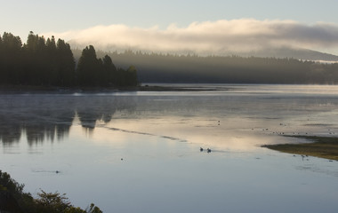 Obraz premium Misty morning sunrise on lake almanor