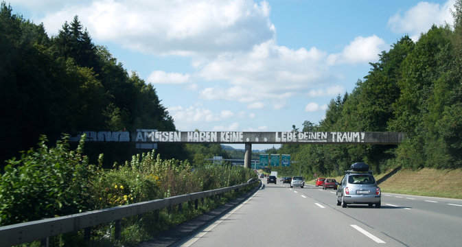 autoroute et graffiti
