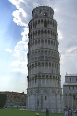 Fototapeta na wymiar Wieża w Pizie po burzy