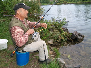 Angler befestigt Köder
