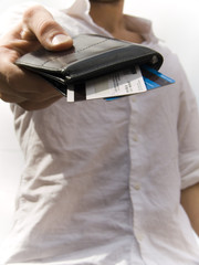 homme donnant des cartes de credit