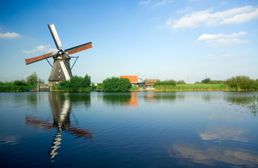 Fototapeta na wymiar piękny krajobraz wiatrak holender