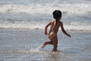 Fototapeta na wymiar children in sea