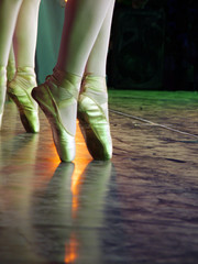 una ballerina in punta di piedi
