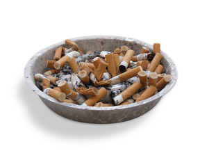 Aschenbecher mit Zigaretten