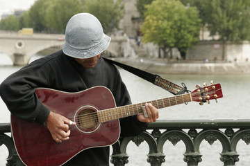Guitariste dans les rues de Paris