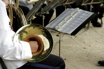 Homme en uniforme jouant du cor