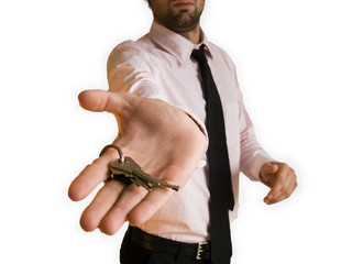 homme donnant les clefs