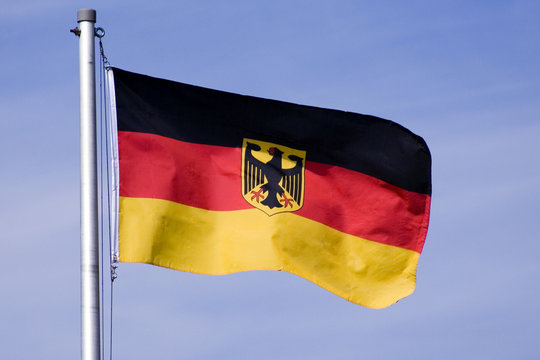 Bundesflagge im Wind.