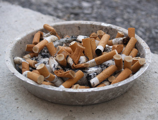 Aschenbecher mit Zigaretten