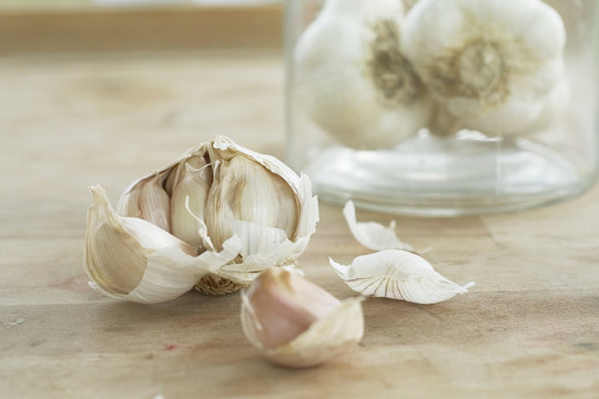 Garlic on chooping board