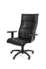 Fauteuil noir isolé sur fond blanc avec ombre