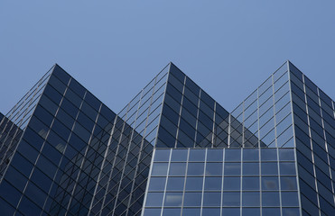 Fototapeta na wymiar Trójkątny kształt budynku biurowego