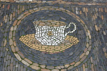 Tasse im Straßenpflaster