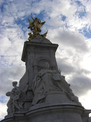 Fototapeta na wymiar London - Queen Victoria Brunnen