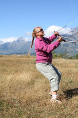 femme blonde aux commandes d'une aile de kiteboard
