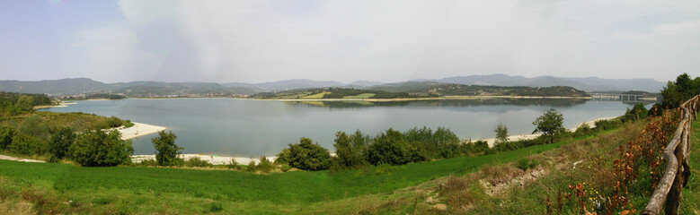 panorama del Lago di Bilancino in Toscana