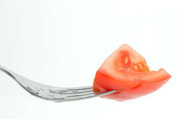 Tenedor con porción de tomate