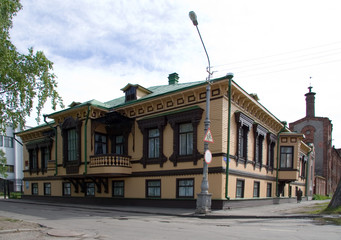 Fototapeta na wymiar old wooden building in Archangel, Russia