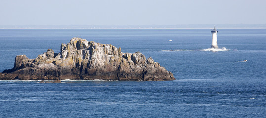 Phare et rochers en Bretagne