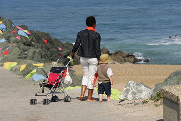 femme et son enfant en bord de mer