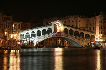 Fototapeta na wymiar Most Rialto w nocy w Wenecji