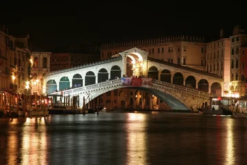 Vlies Fototapete Rialtobrücke Rialtobrücke bei Nacht in Venedig
