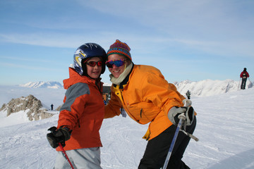 Fototapeta na wymiar enfant et sa mère au ski