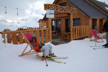 jeune skieur se reposant 
