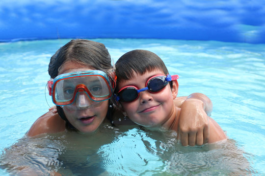 2 enfants dans une piscine