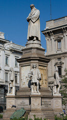 Fototapeta na wymiar Statue of Leonardo da Vinci, Mediolan