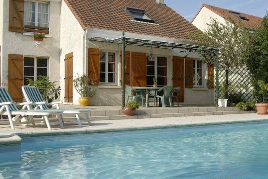 piscine et maison individuelle
