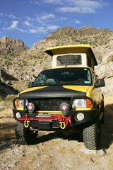 Obraz na płótnie Canvas Camping z Yellow RV Van w Kings Canyon, Utah