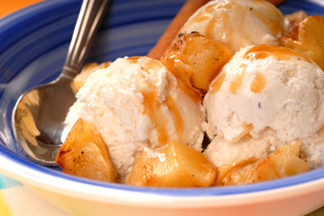 Vanilla ice cream with grilled pinneapple and caramel sauce