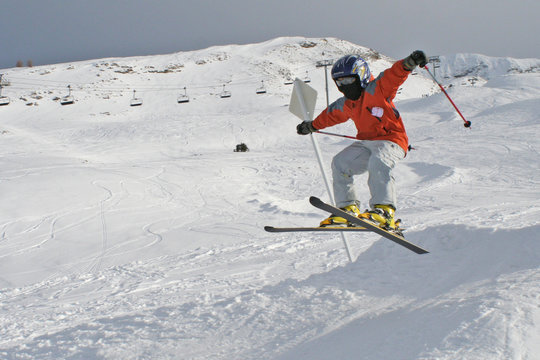enfant sautant un tremplin &agrave; ski