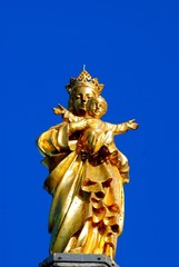 une statue dans le ciel