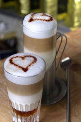 Latte Macchiato mit Schaum und Schokoherz