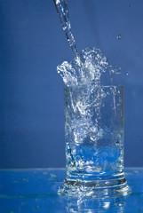 Wasserguss ins Glas