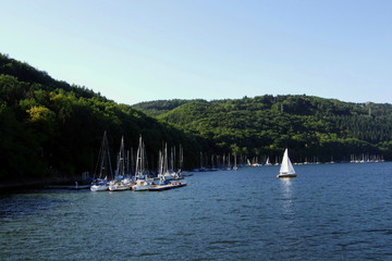 Obraz premium Rursee mit Naturpark Eifel