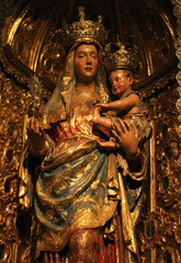 Fototapeta na wymiar Święta Maria gold Statue