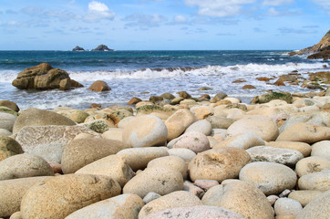 Fototapeta na wymiar Duże okrągłe kamienie na Porth Nanven plaży, Cornwall, UK.