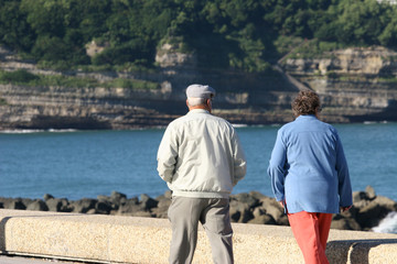 couple de retraités qui regarde la mer