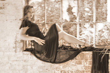 femme en robe noire