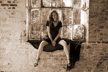 femme en robe noire