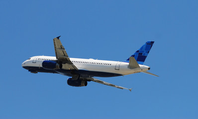 Fototapeta na wymiar Airbus A-320 jet pasażerów odlatujących