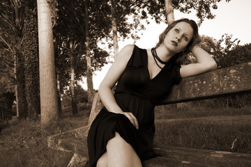 femme en robe noire