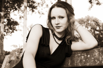 femme en robe noire