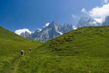 escursionisti verso le pale di S.Martino