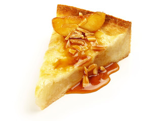 Apfelkuchen Stück mit Karamel und Mandelsplitter - Kuchenstück freigestellt