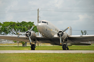 Fototapeta na wymiar Klasyczny samolot DC-3 zaparkowany na ziemi